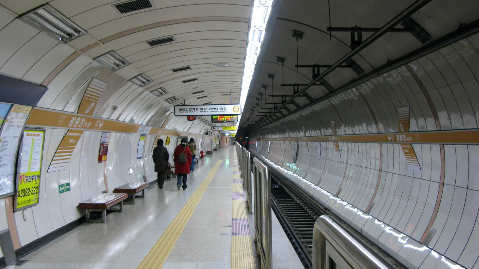 A Seoul subway platform at Gwangheungchang Station on Line 6, with a train stopped at the platform screen doors.