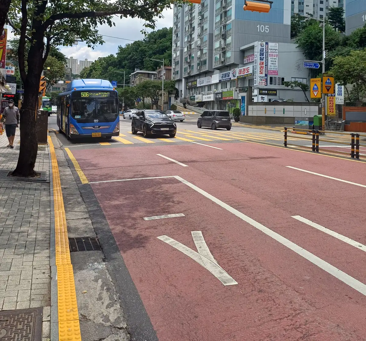 A Seoul city bus (route 506) on the street, one of the blue trunk-line buses used for local city routes.