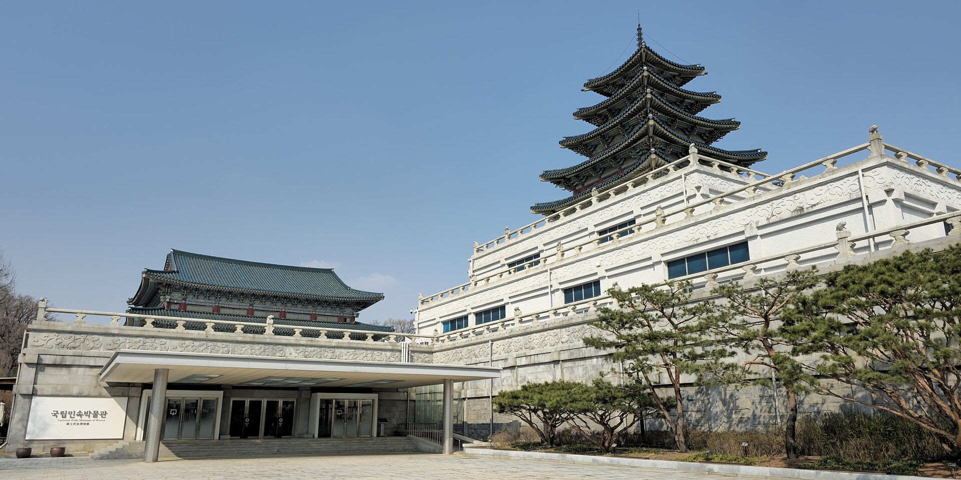 Main entrance of the National Folk Museum of Korea (국립민속박물관) lies in western side of the main museum building