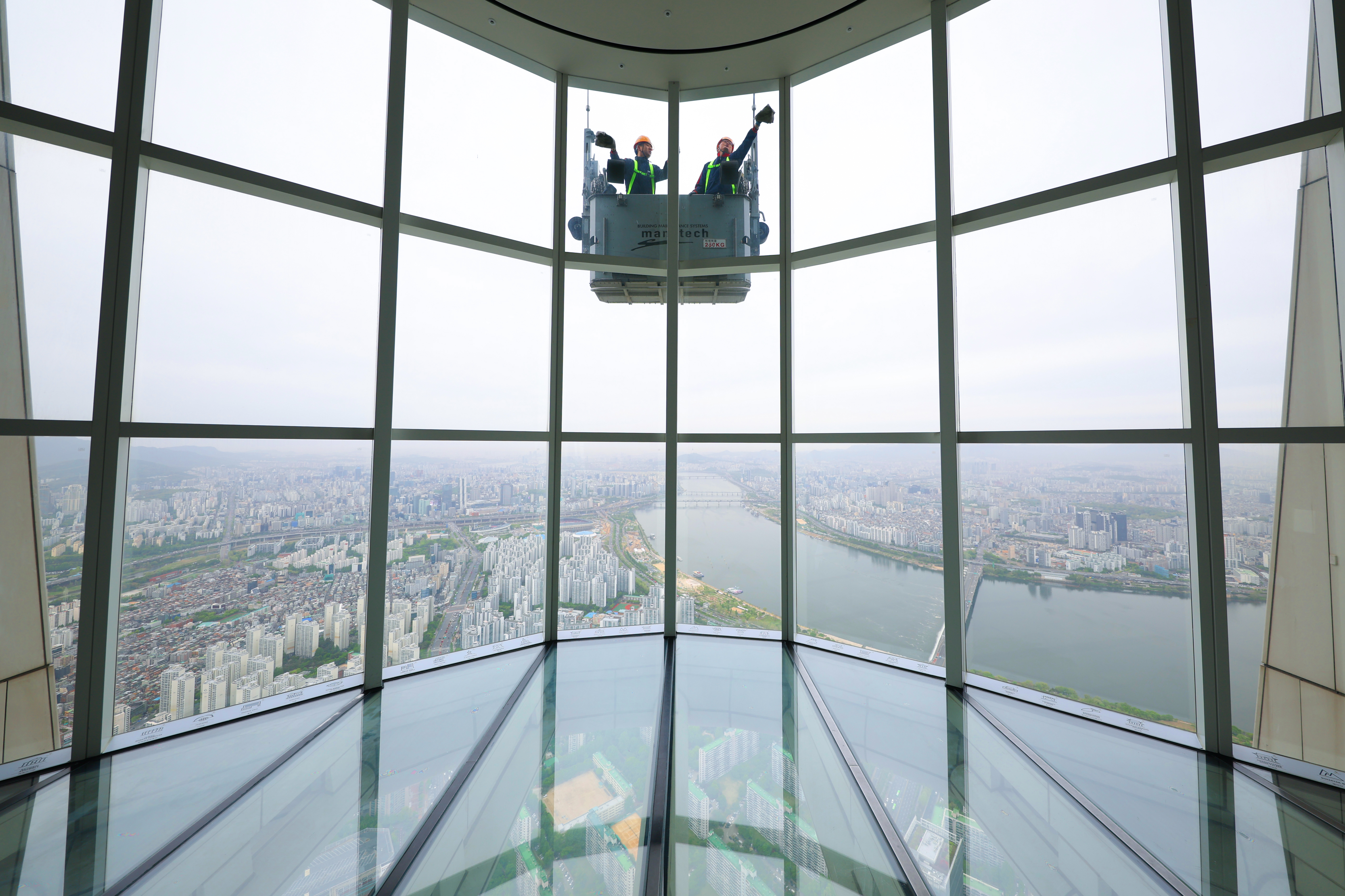 Seoul Sky at Lotte World Tower (Workers on April 22 clean the outer walls of the observatory Seoul Sky at Lotte World Tower in Seoul's Songpa-gu District ahead…