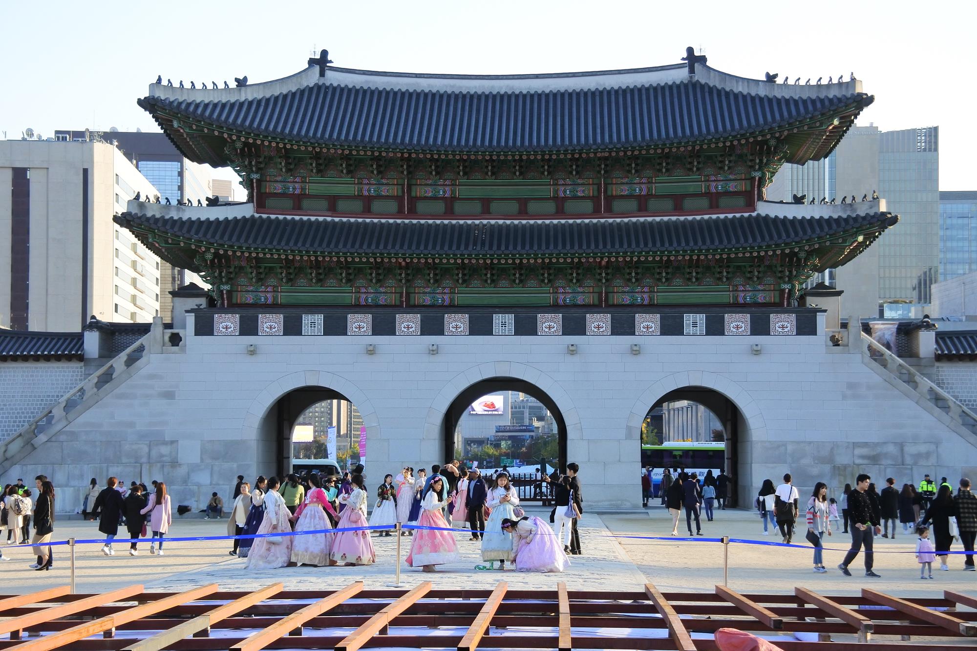 Tourists in Gwanghwamun to dress Hanbok, Korean traditional clothes