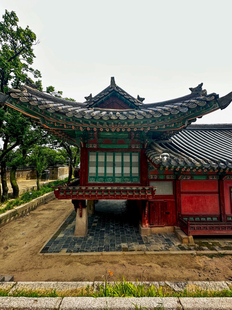 Explore the stunning traditional architecture of Changdeokgung Palace in Seoul, South Korea.
