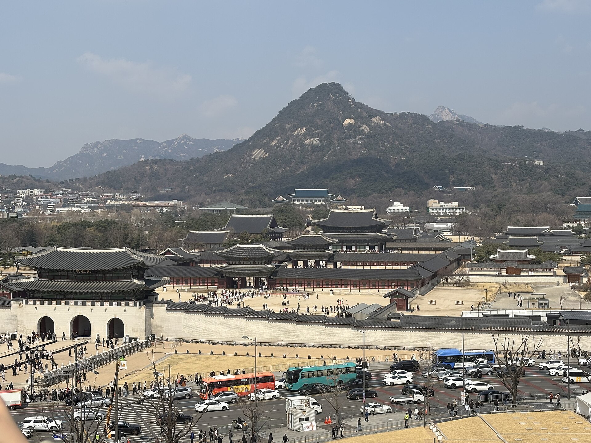 ​從博物館的頂樓露台，可以見到遠處的光化門、景福宮和青瓦台