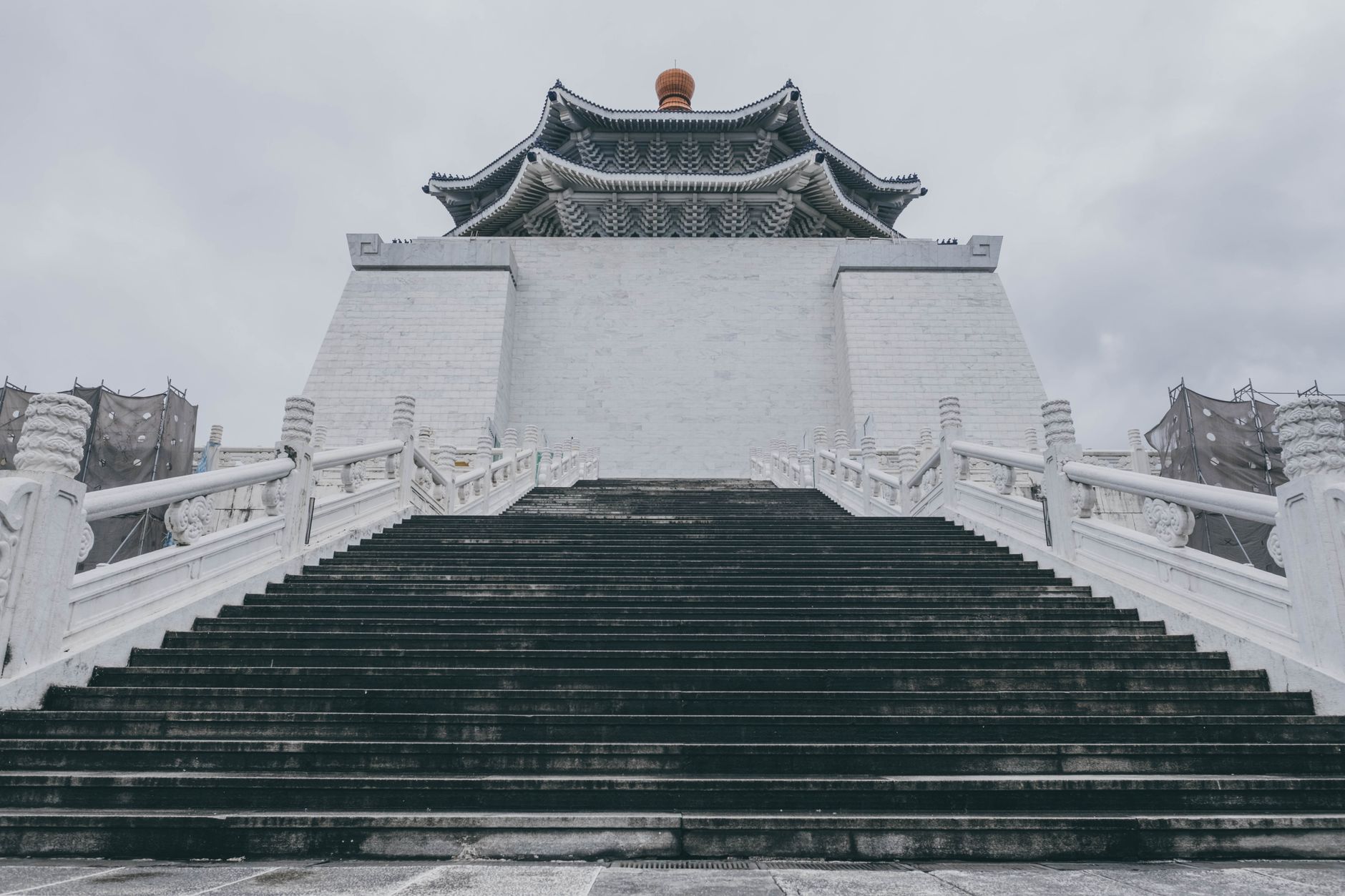 Explore the iconic Chang Kai-shek Memorial Hall, a landmark in Taipei, Taiwan, showcasing traditional architecture.