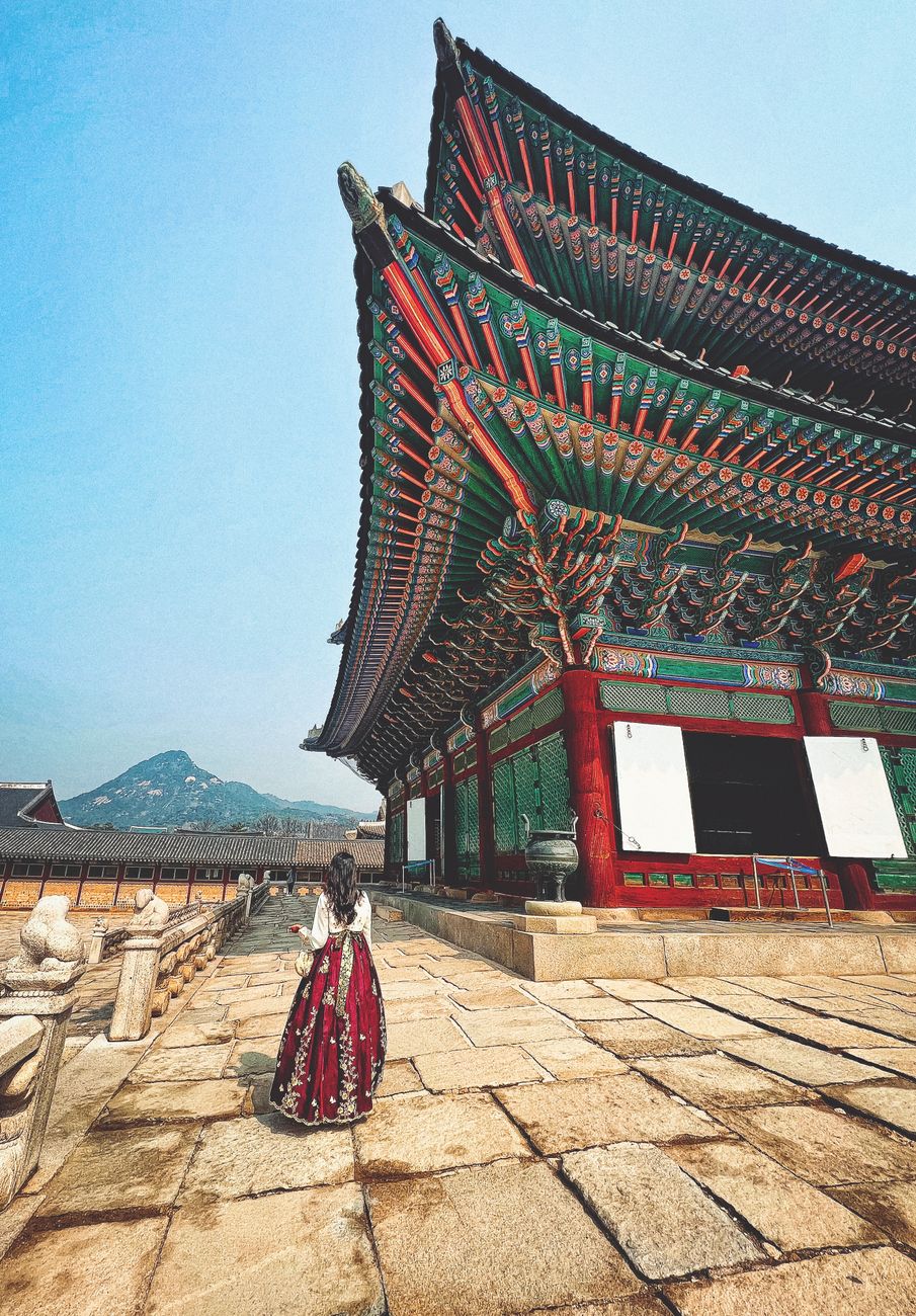 Explore the historic beauty of Gyeongbokgung Palace in Seoul, featuring traditional Hanbok clothing.