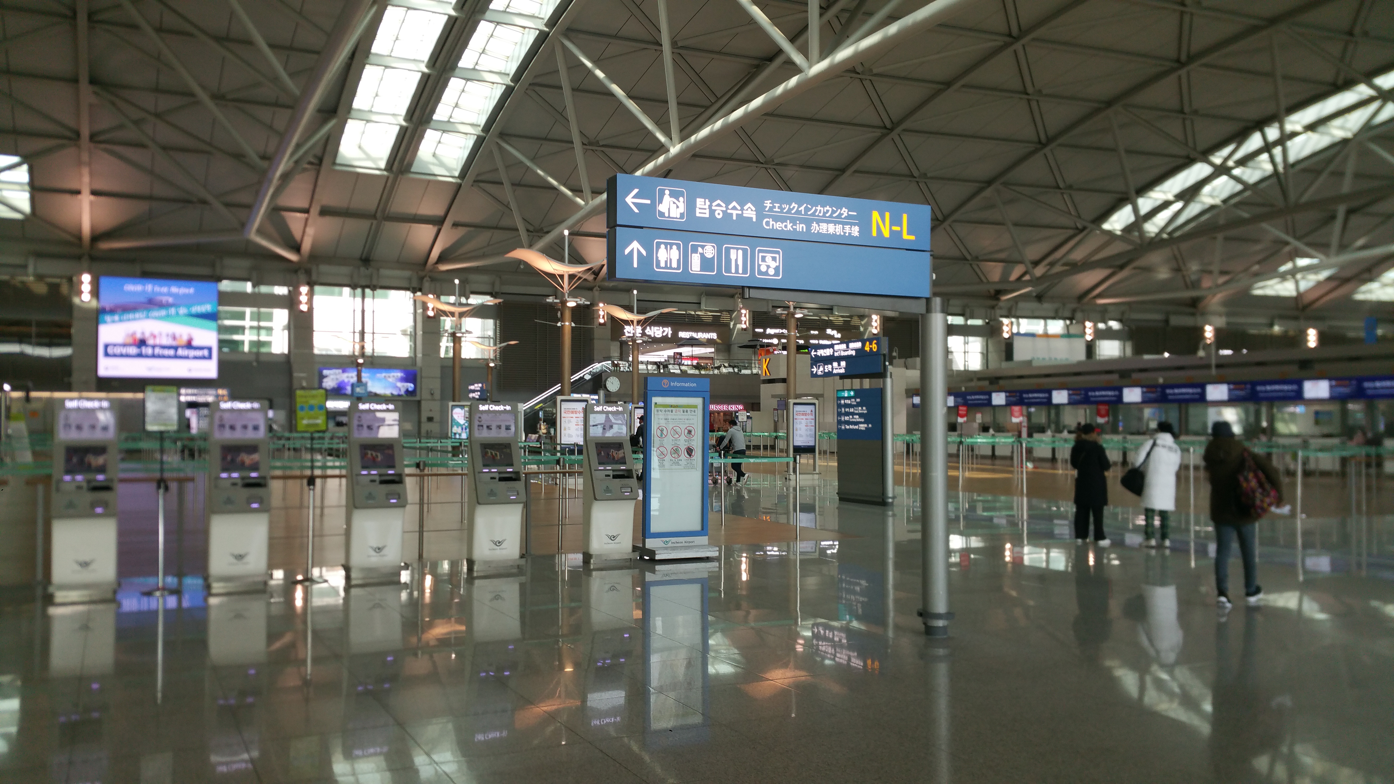 Few people at check-in counters at Incheon International Airport Terminal 1 during the coronavirus outbreak 20200306 115021