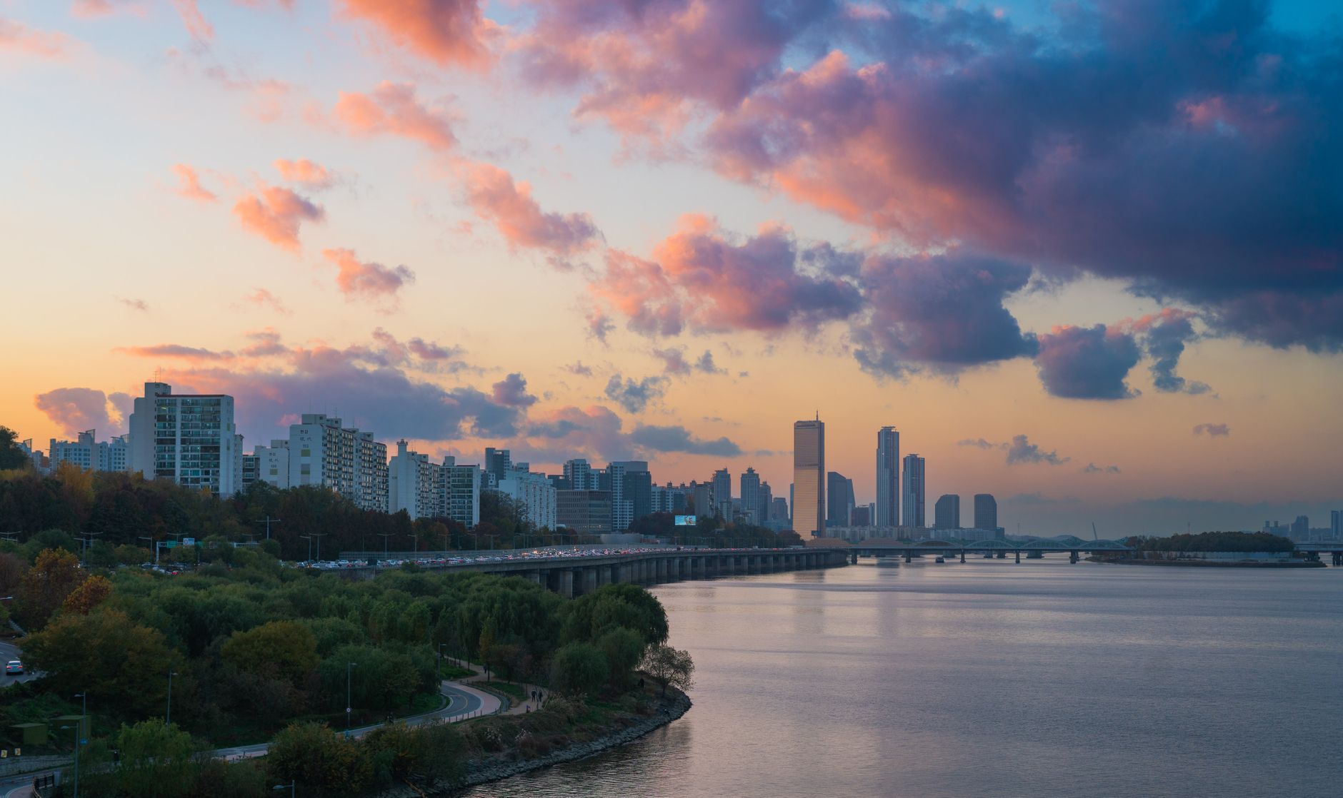 Breathtaking view of Seoul's skyline and Han River during a vibrant sunset.