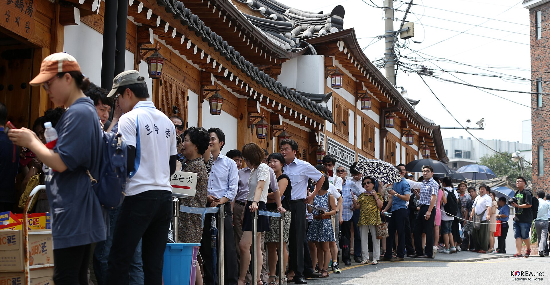 Seoul Sketch on Malbok (The last hot day in summer based on the lunar calendar) People make a long queue in front of a popular samgyetang restaurant in…