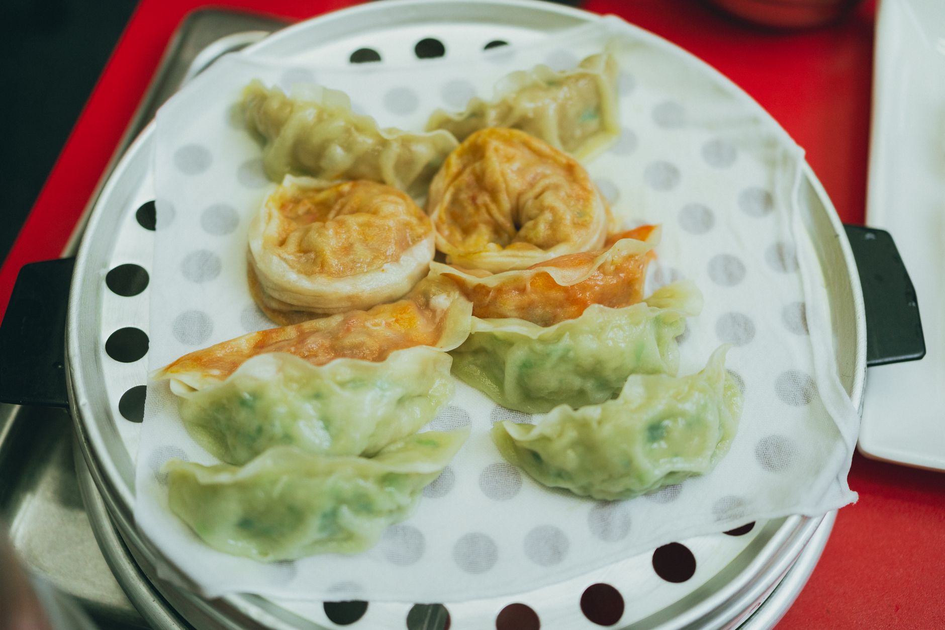 A vibrant assortment of steamed Korean dumplings, served fresh in Seoul.