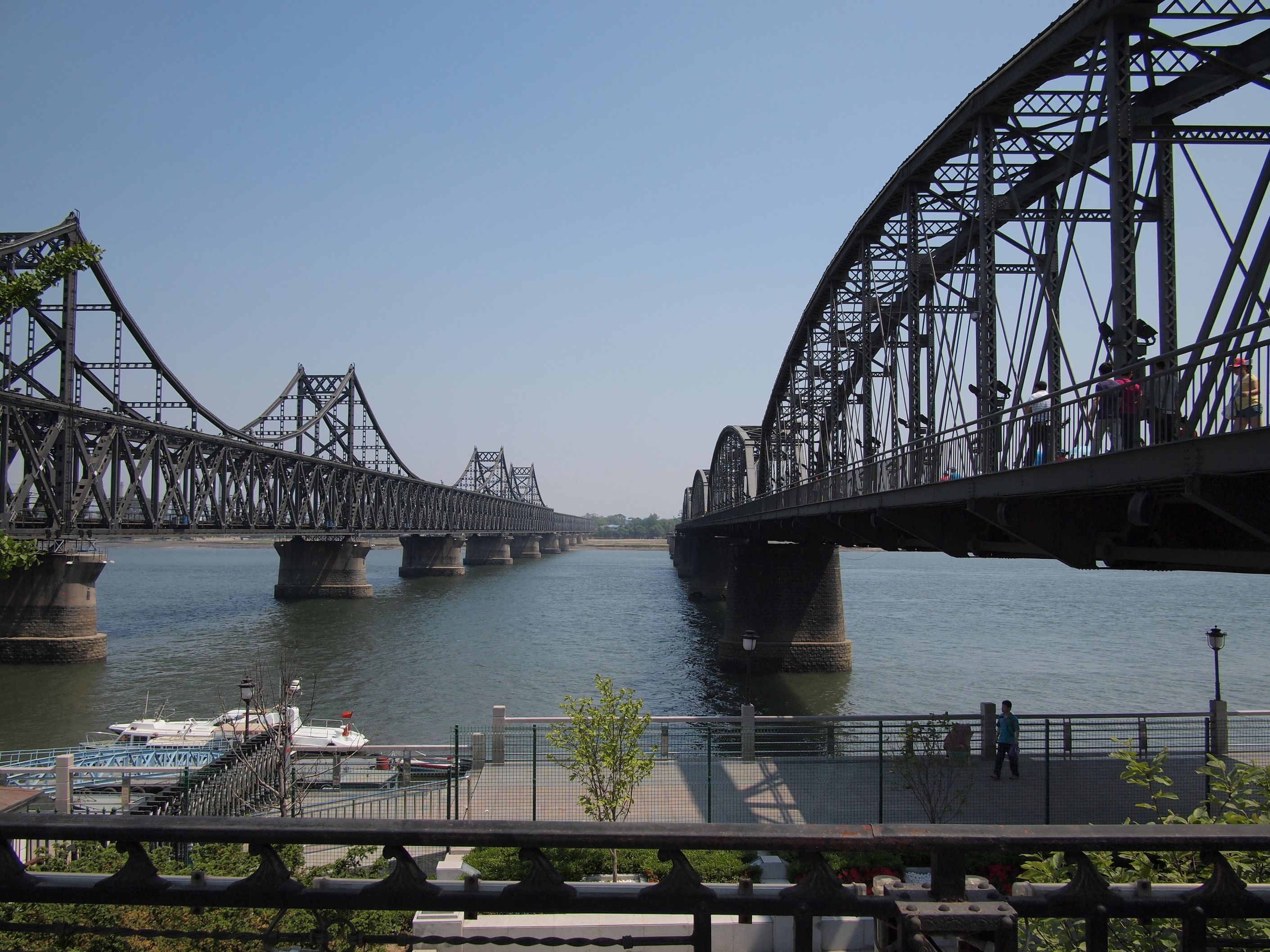 鸭绿江双桥 - New and Old Yalu River Bridge - 2011.05 - panoramio